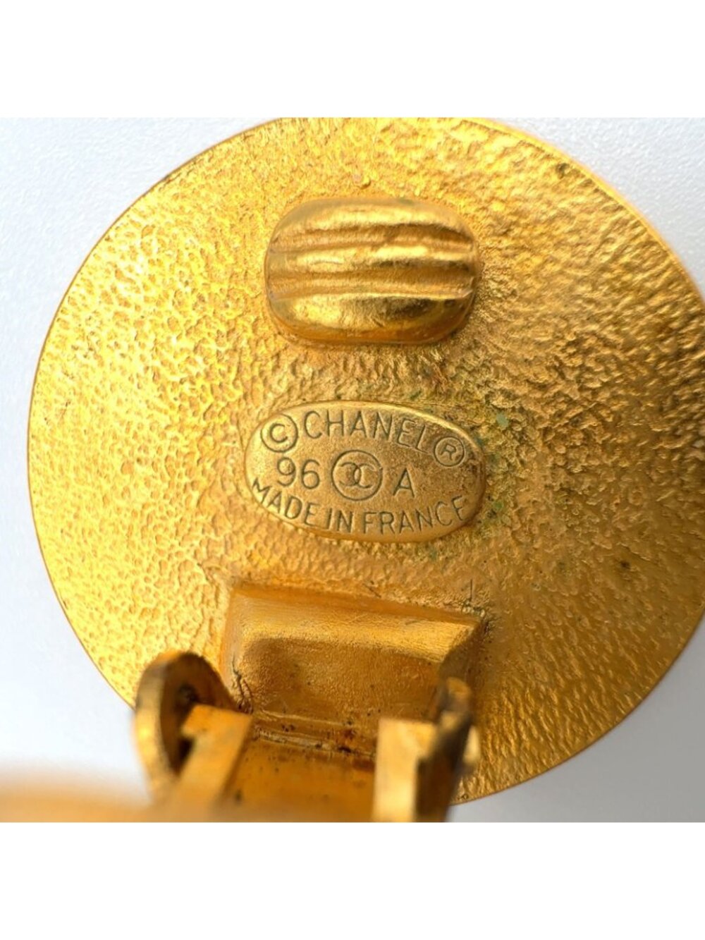 Chanel CC Logo Round Gold Plated Black Earrings - Picture 4 of 12